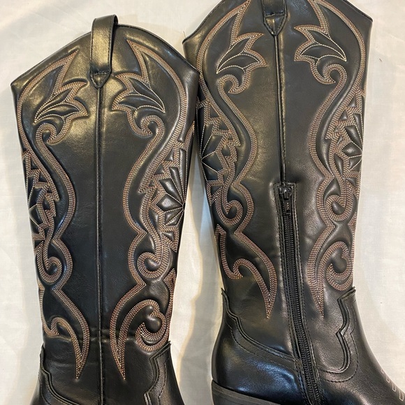 Wild Fable Black and Brown Heeled Boots - Picture 3 of 7